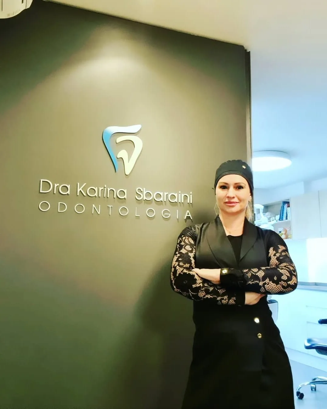 Dra. Karina Sbaraini na recepção de sua clínica